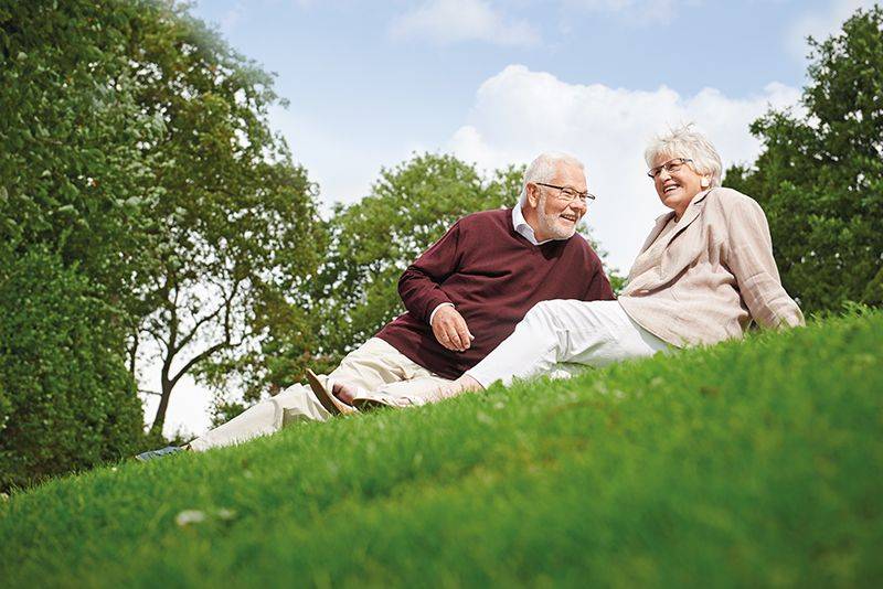 eldre par i gress